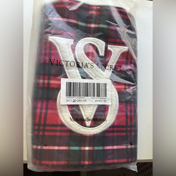 Victoria’s Secret holiday bag New Tote - Picture 2 of 3